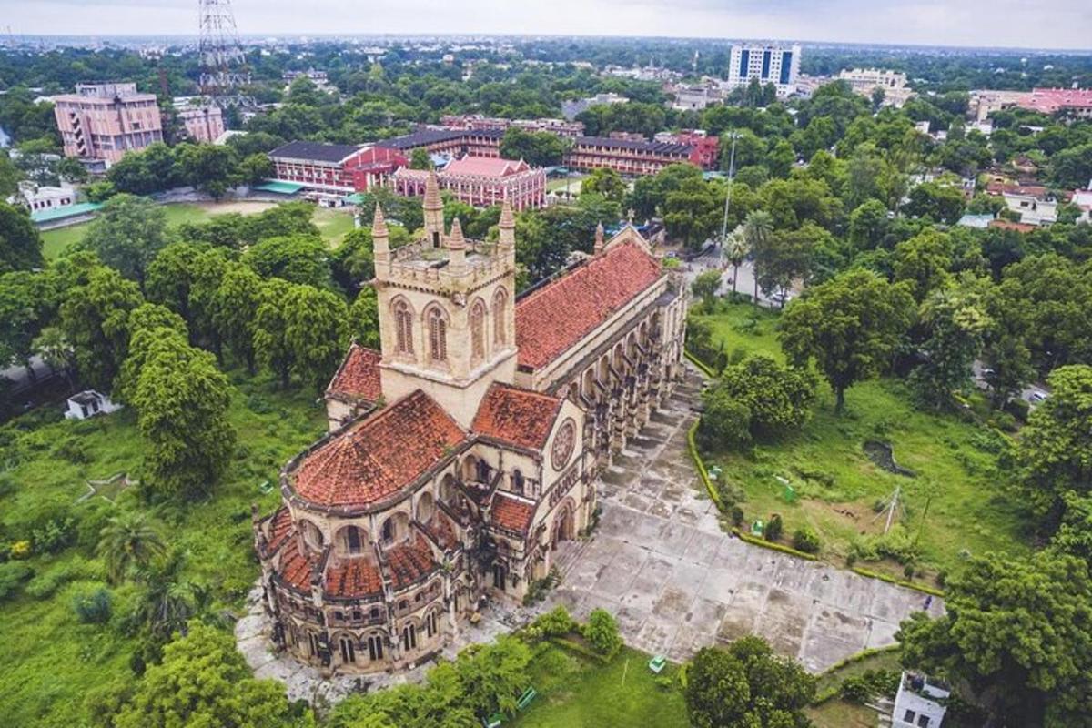 pemandangan udara bangunan dengan menara