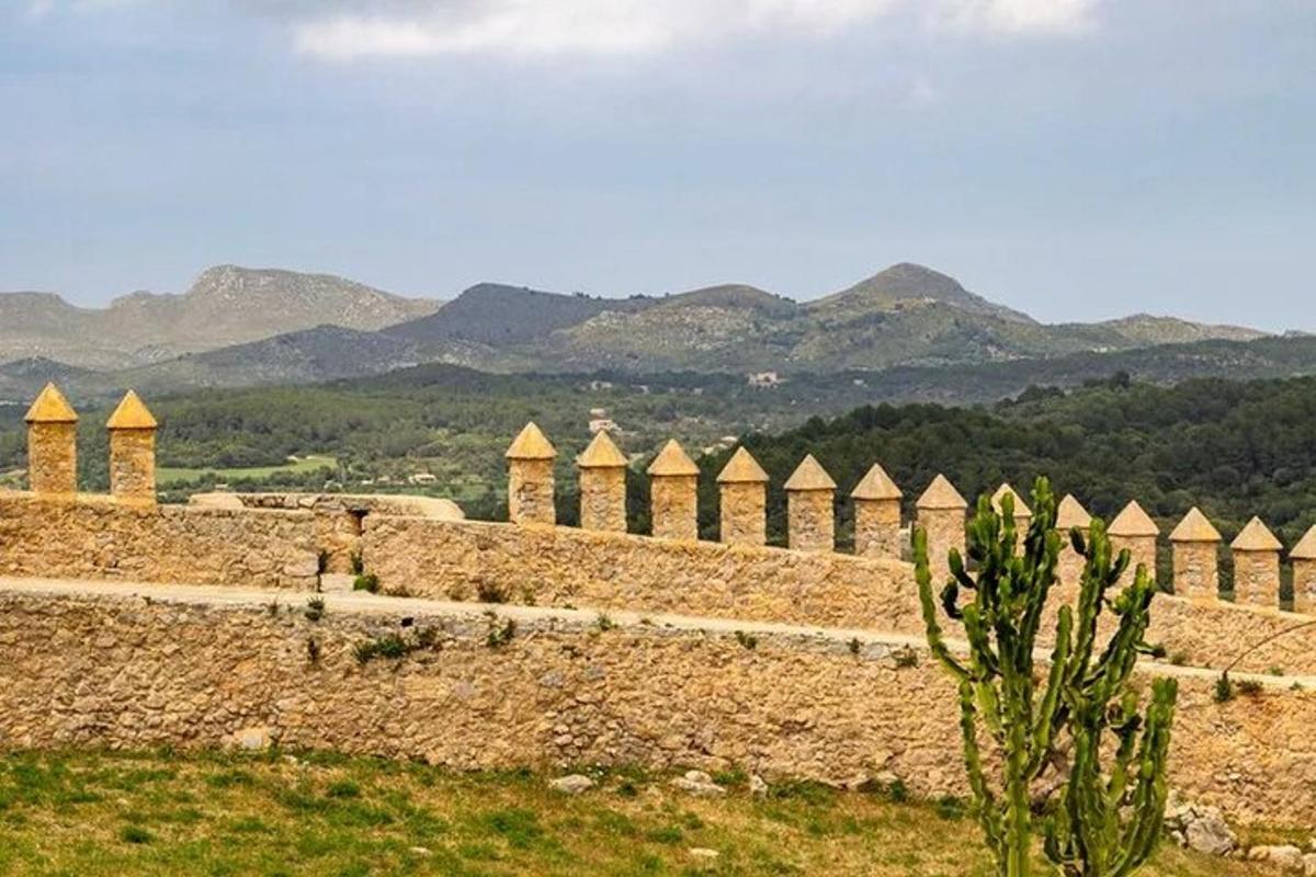 un muro di pietra con montagne sullo sfondo