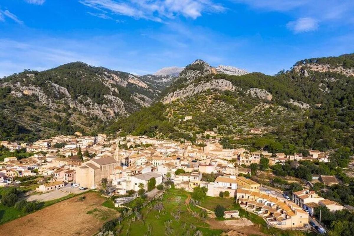 una vista aerea di una città in montagna