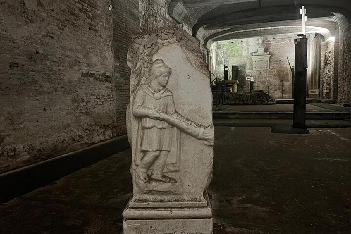 socha ženy na sloupu v tunelu