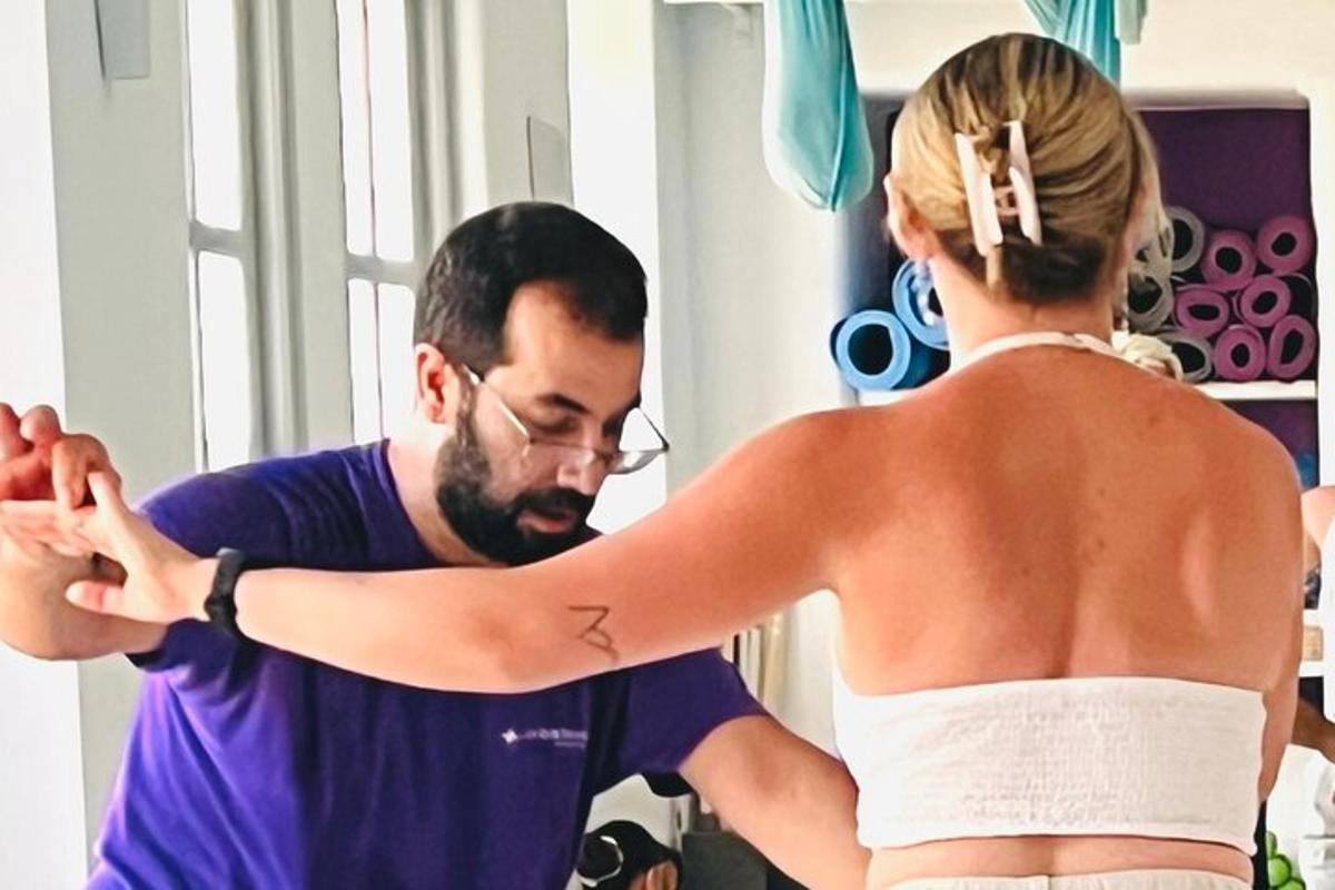 muž pomáhá ženě s bolestmi zad