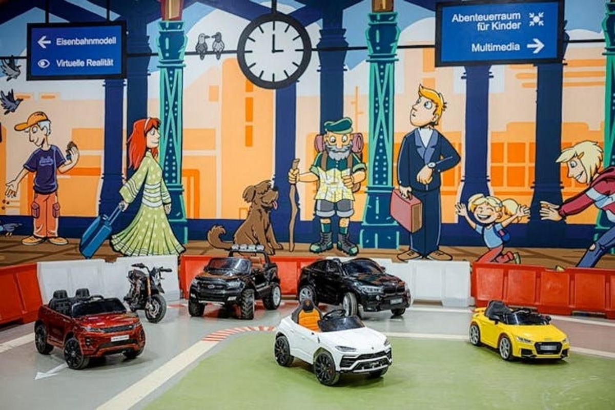 skupina autíček vystavených v showroomu
