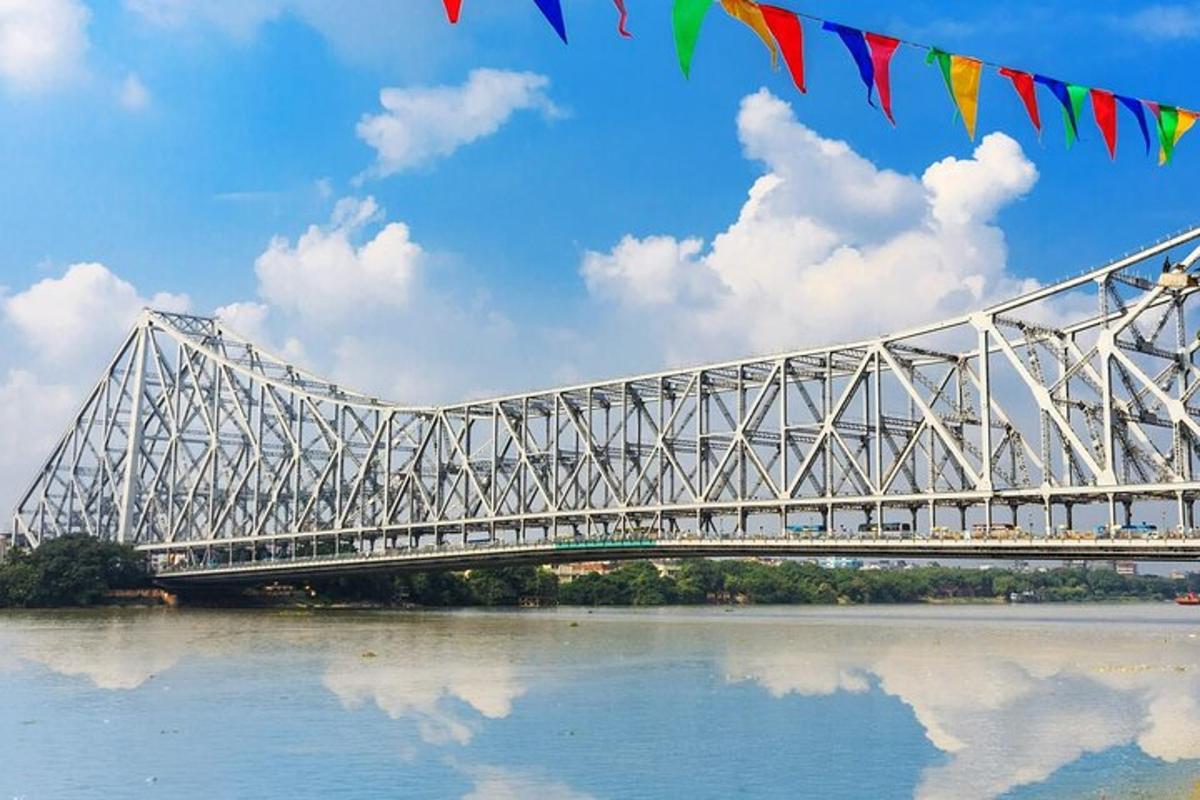 jambatan di atas air dengan bendera di atasnya