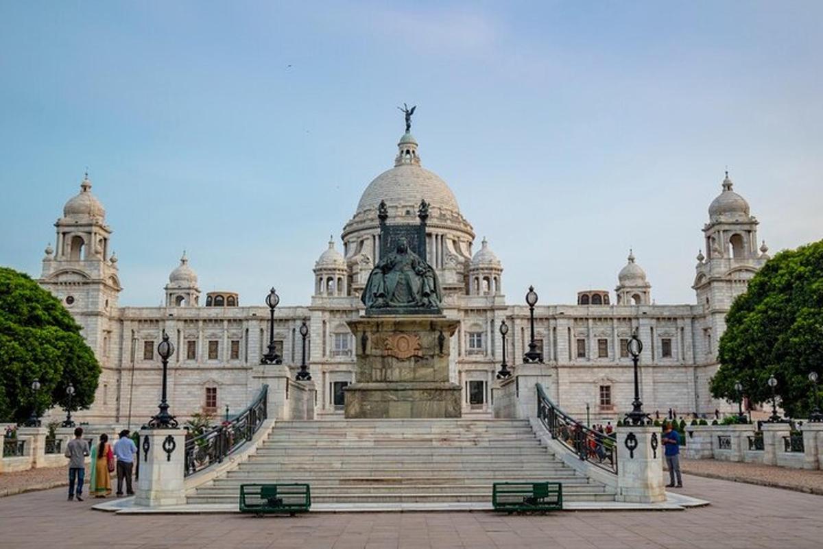 um grande edifício com uma escada na frente