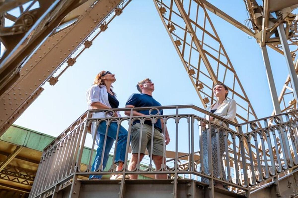 sekelompok orang yang berdiri di atas roller coaster