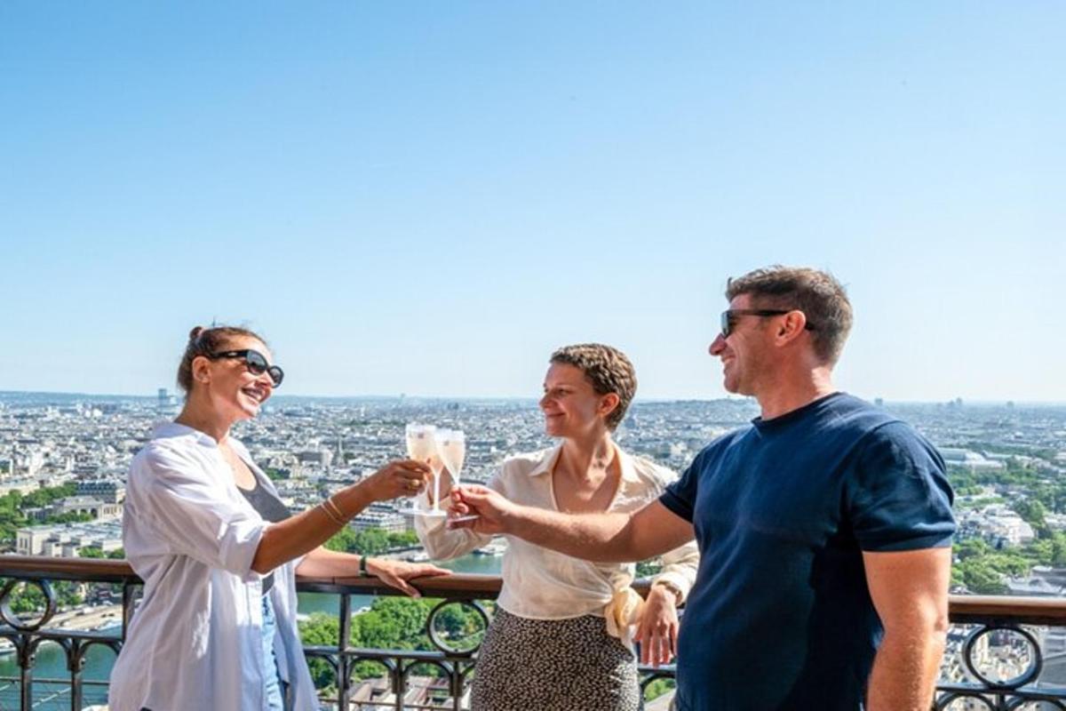 een groep mensen die op een balkon staan en champagne drinken