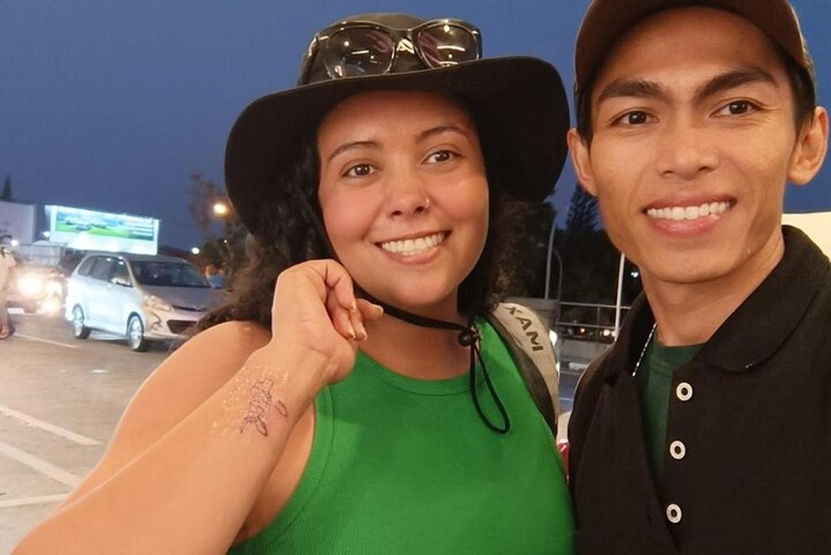 un uomo e una donna posano per una foto
