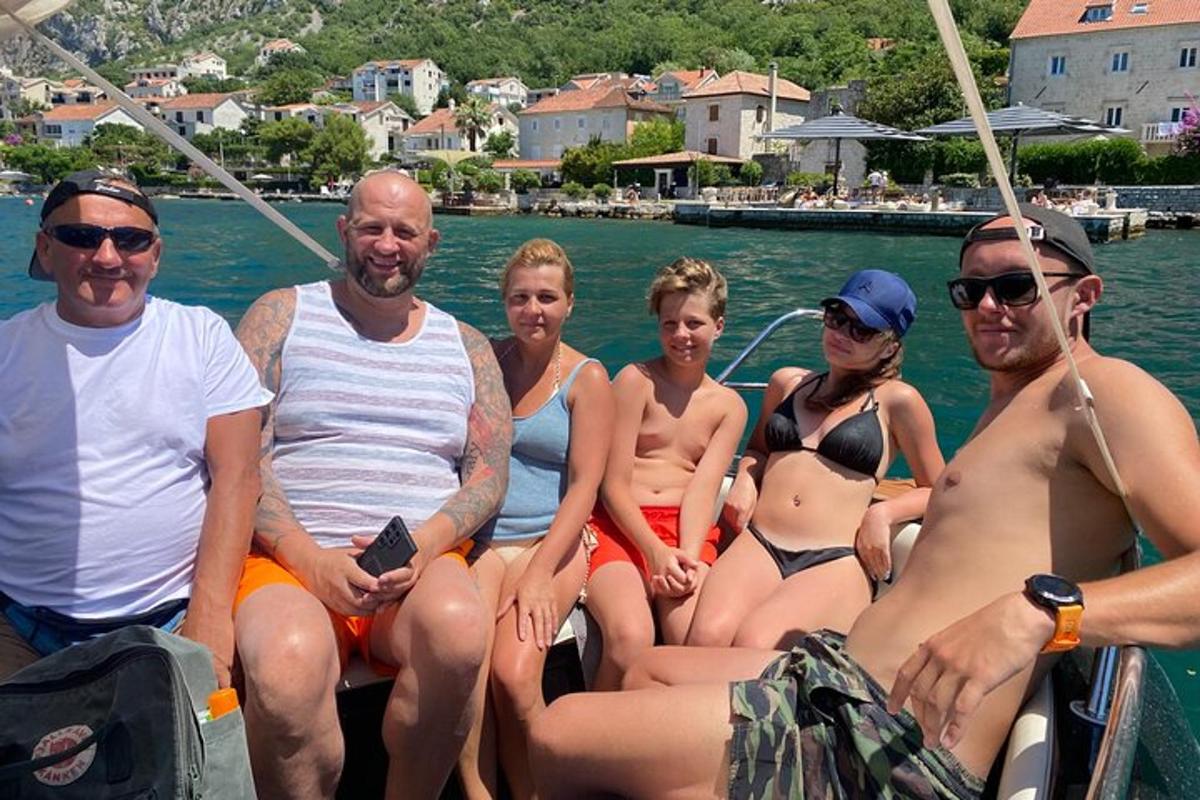 hópur fólks í sundfötum á báti