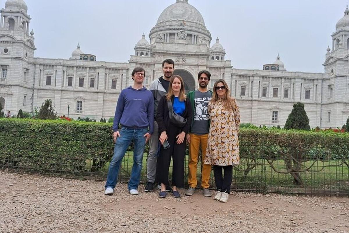 un grup de persones dempeus davant d'un edifici
