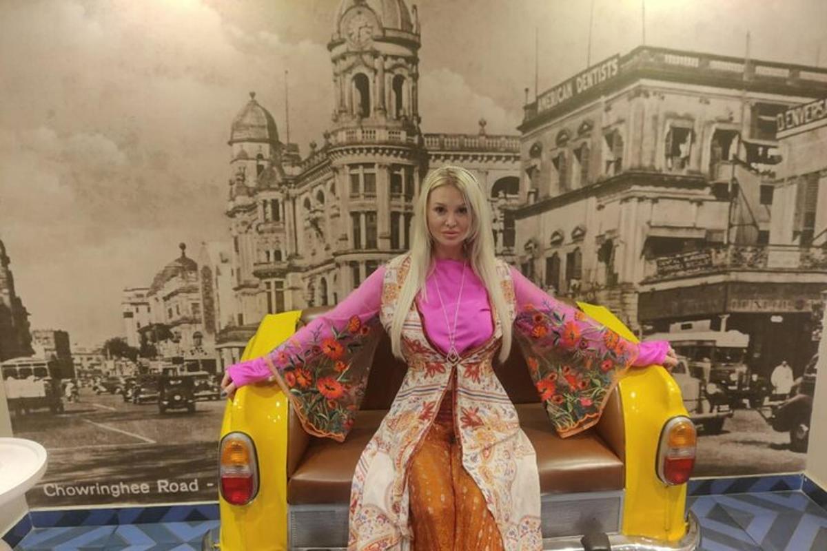 una donna in abito seduta in macchina