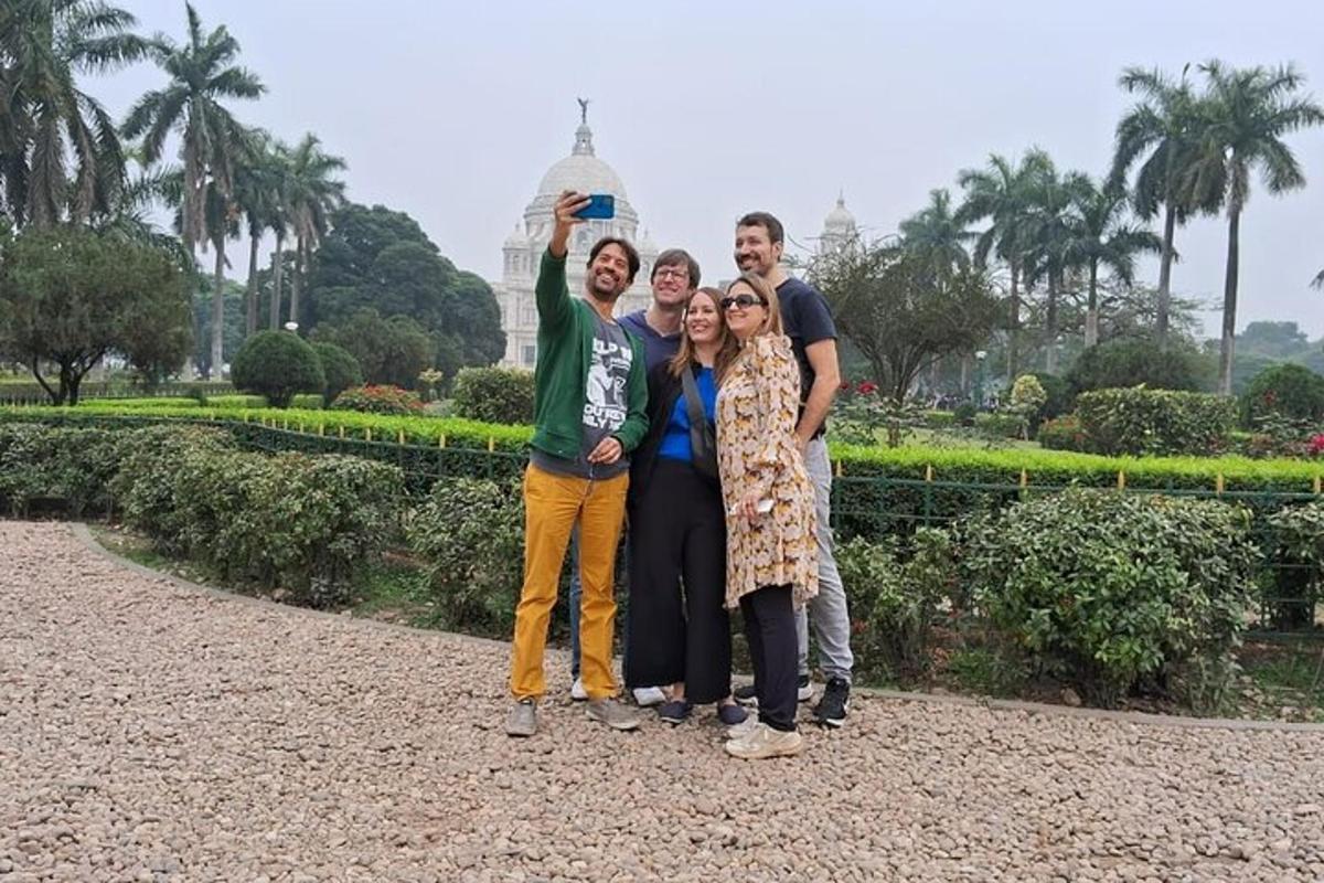 un gruppo di persone in posa per una foto in un parco