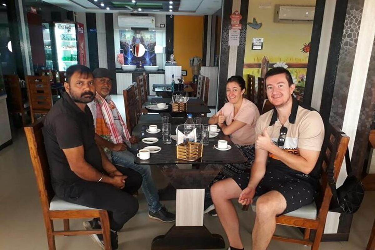 un gruppo di persone sedute a un tavolo in un ristorante