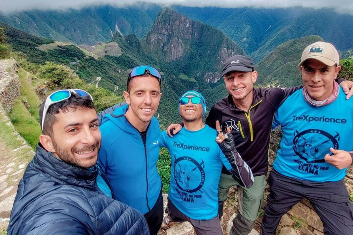 un grup de bărbați care stau pe vârful unui munte