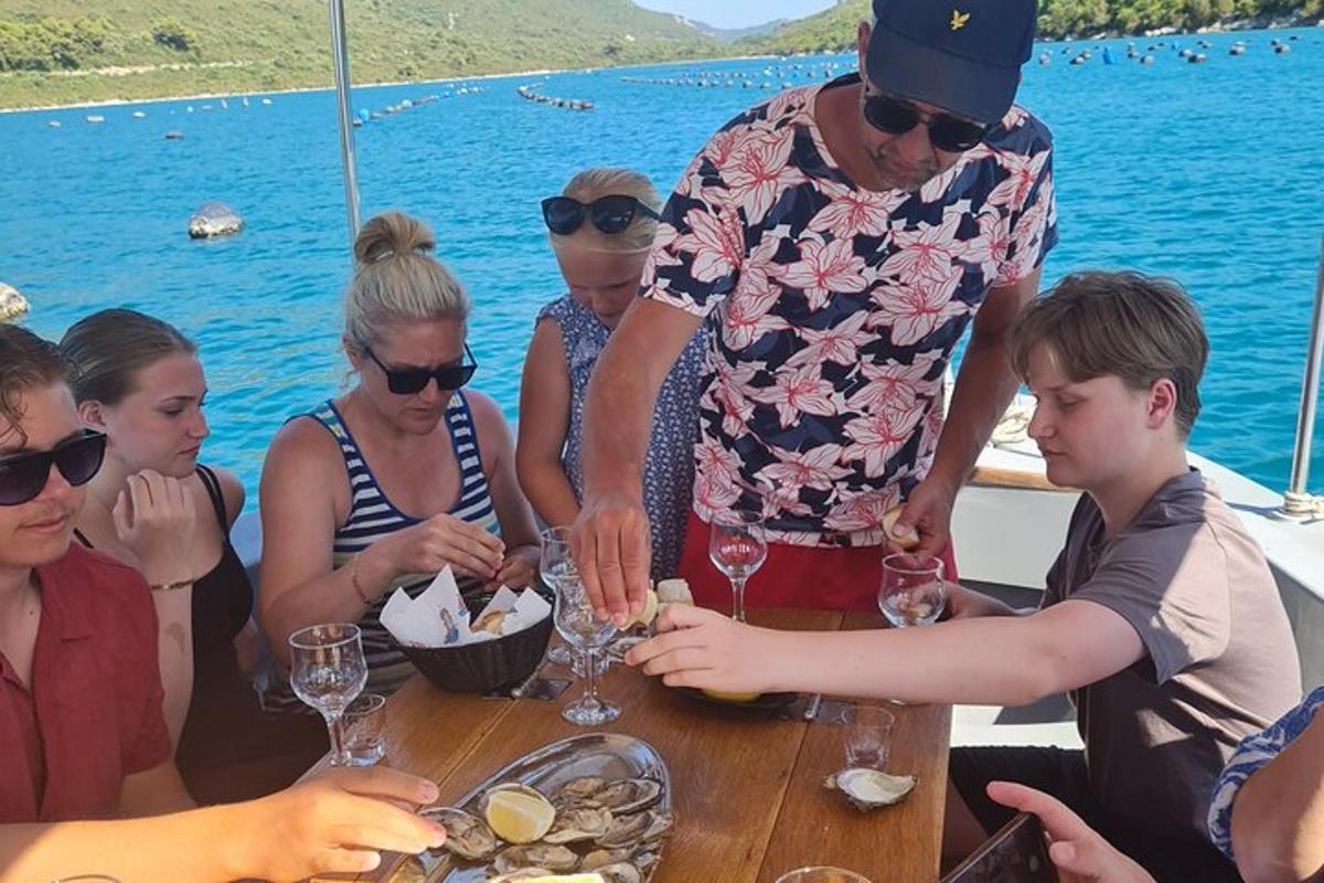 een groep mensen die rond een tafel op een boot zitten