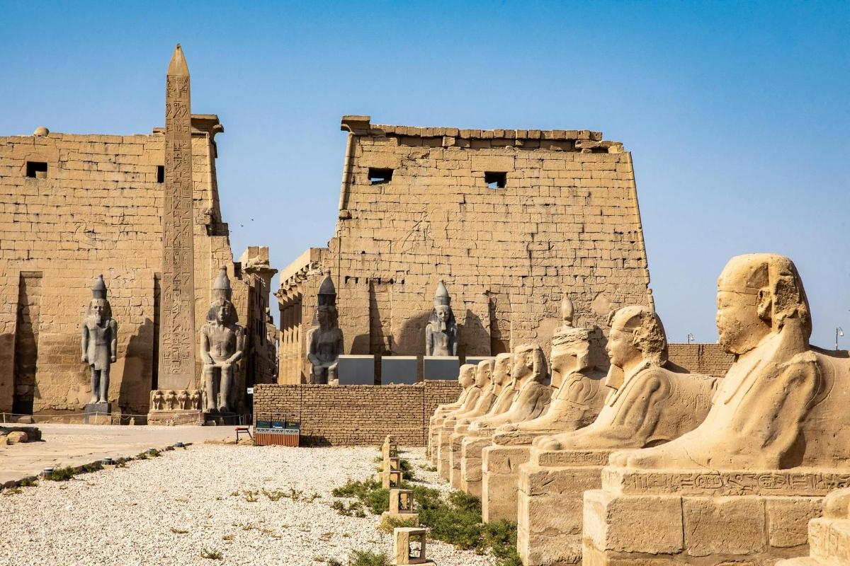 un gruppo di statue di fronte a un edificio