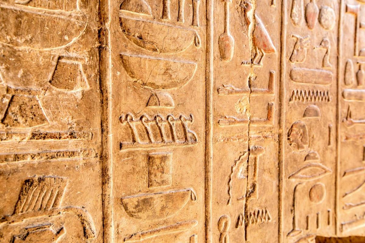 un'antica scultura geroglifica su un muro di pietra