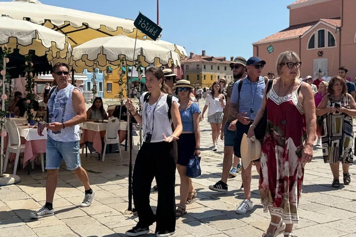 skupina lidí jdoucích po ulici