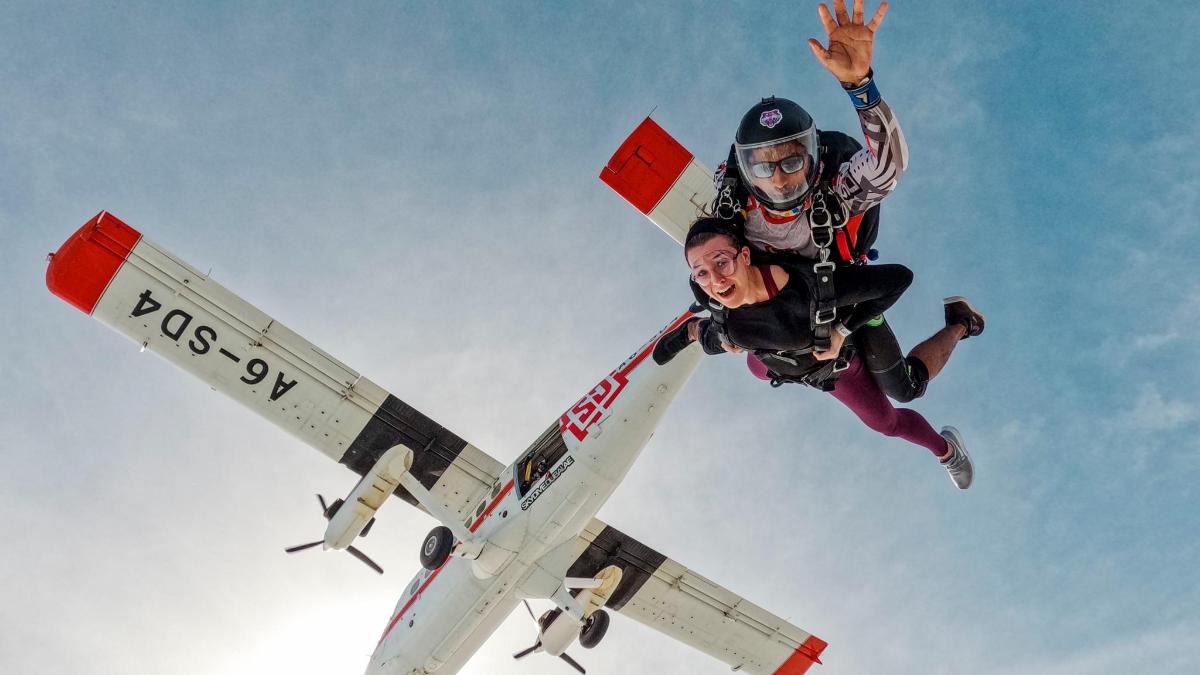 zwei Personen springen auf ein Spielzeugflugzeug