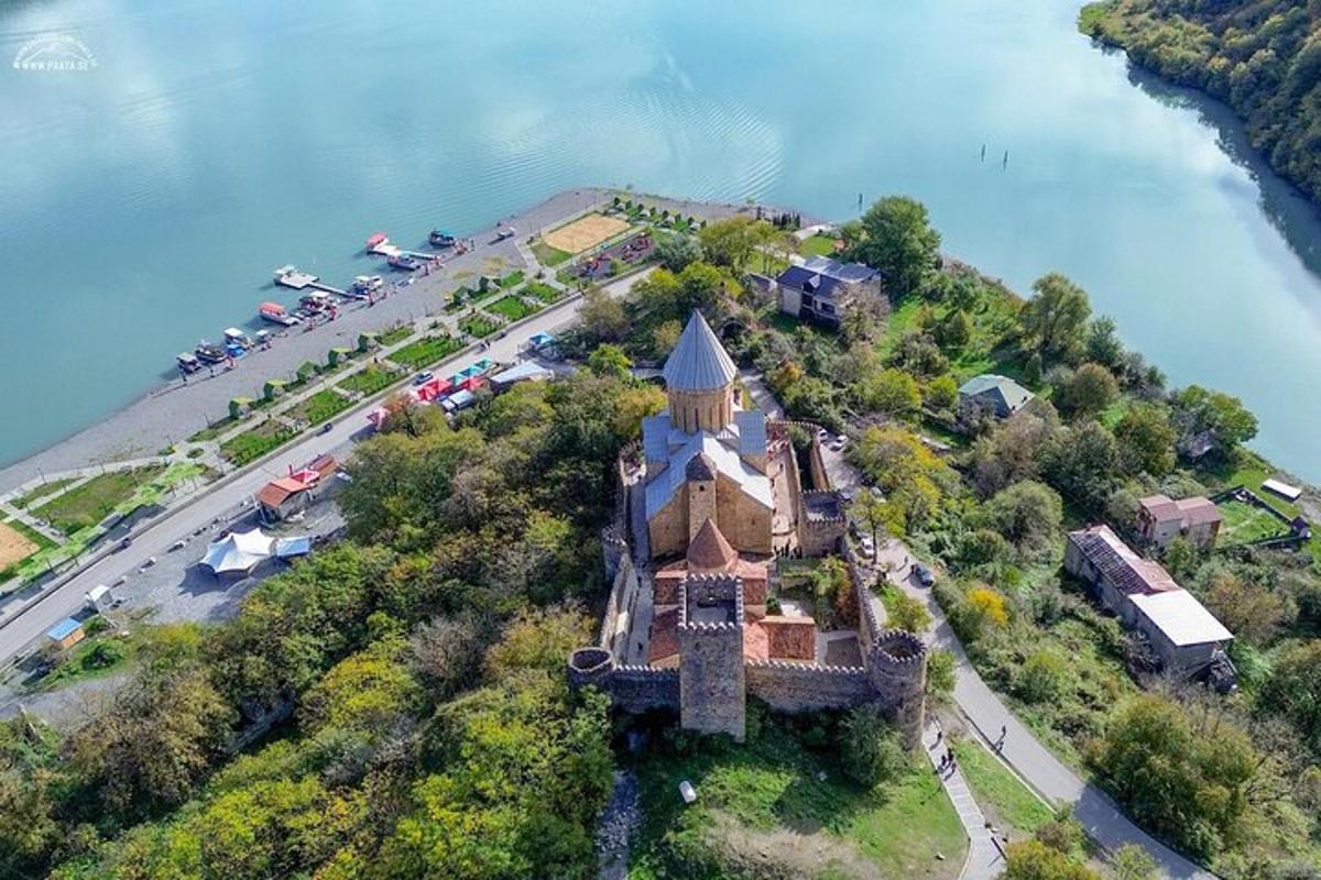 zračni pogled na stavbo na otoku v vodi