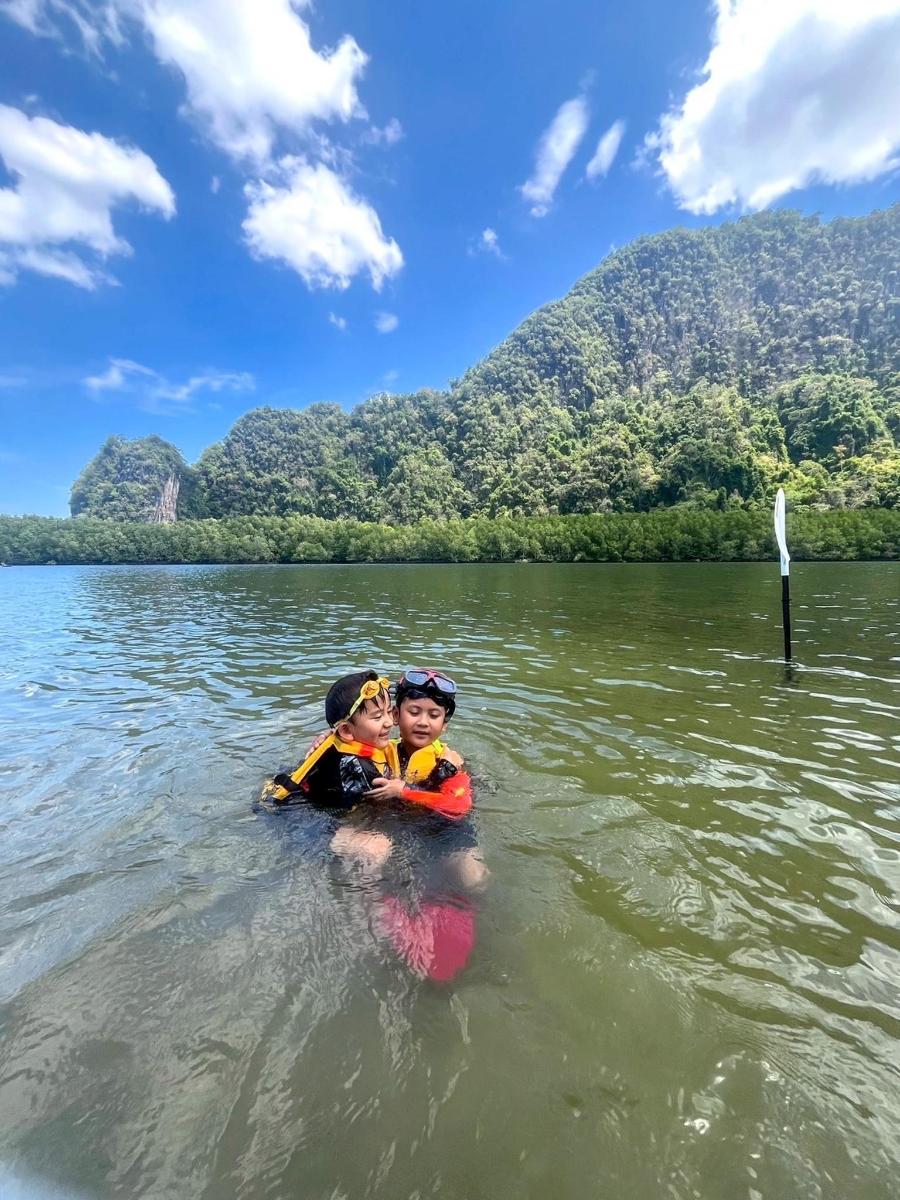 两个人在湖里的水中