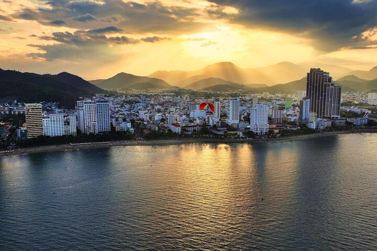 una ciudad a la orilla de un cuerpo de agua
