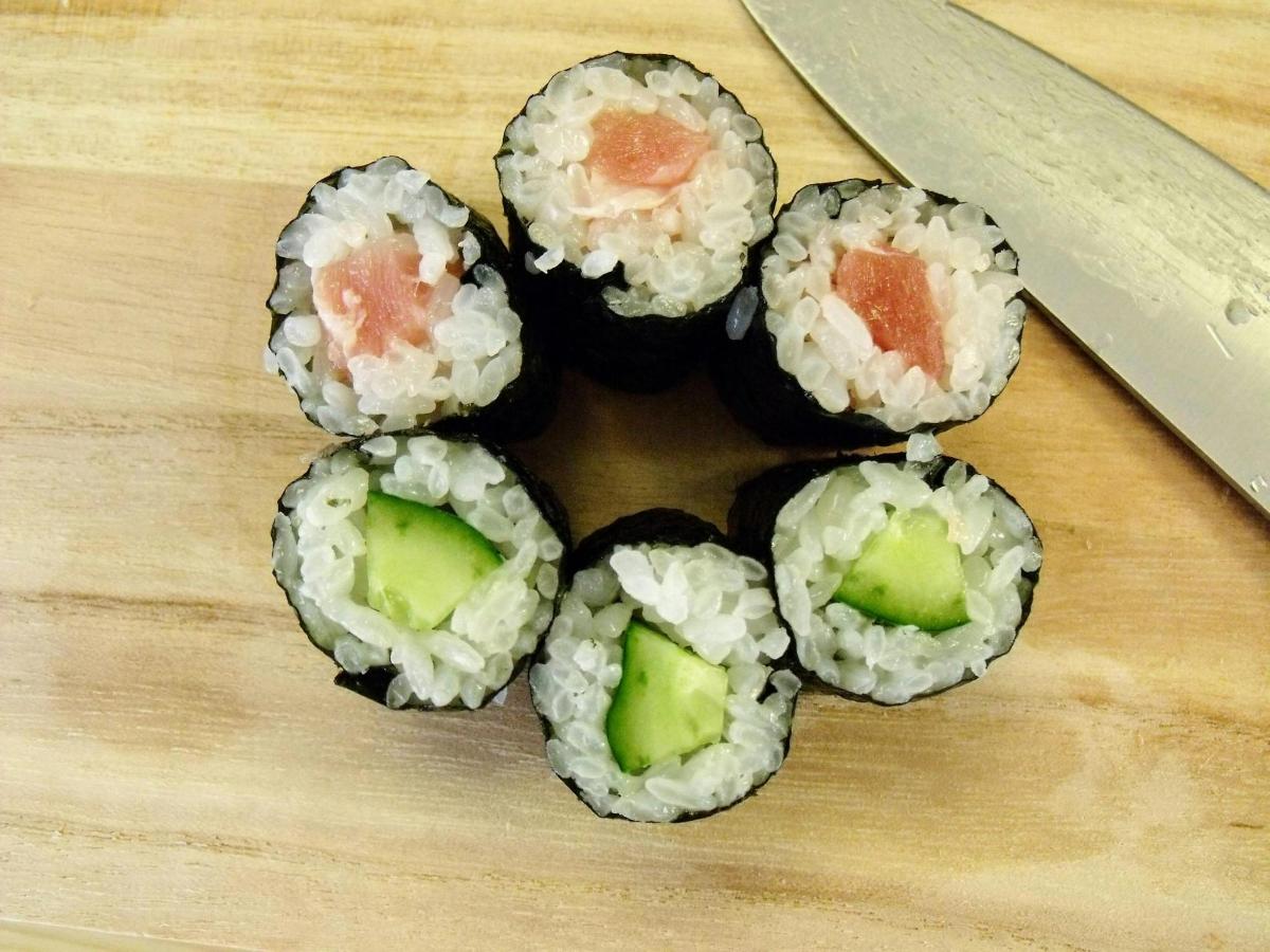một nhóm sushi trên thớt bằng dao
