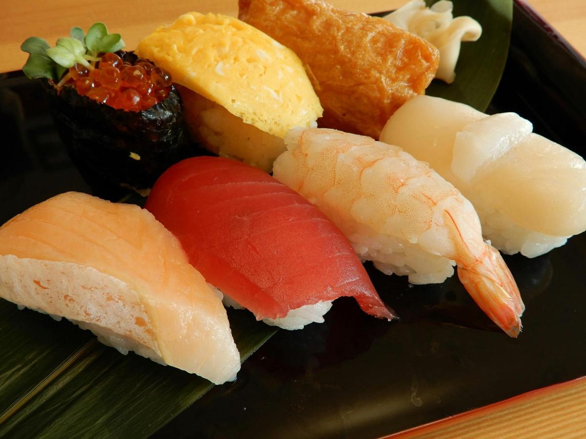o farfurie de sushi cu diferite tipuri de sushi