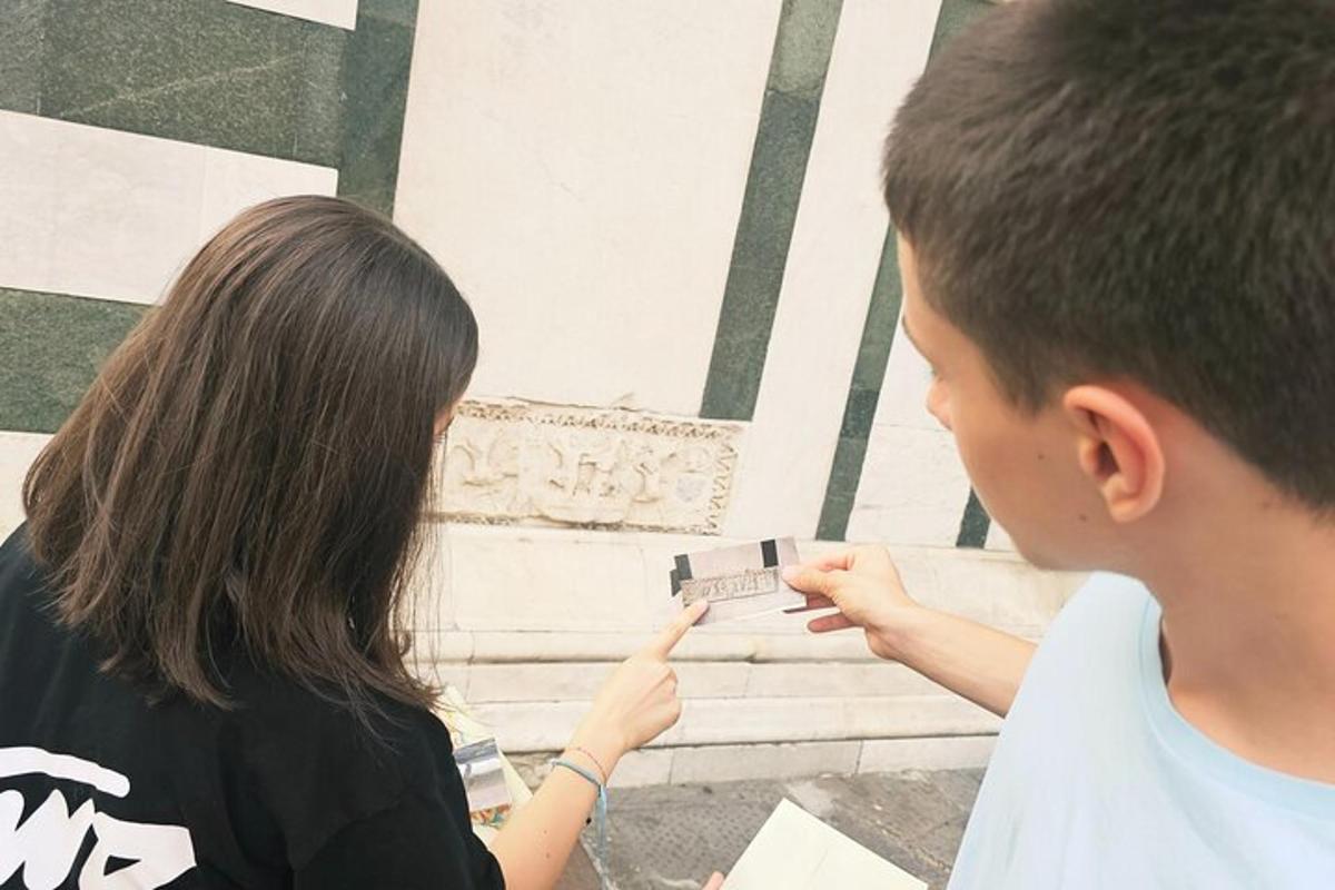 Ένα αγόρι και ένα κορίτσι παίζουν με μια κάμερα