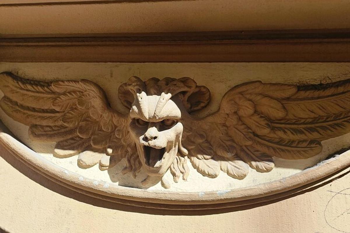 ērgļa statuja ēkas sānos