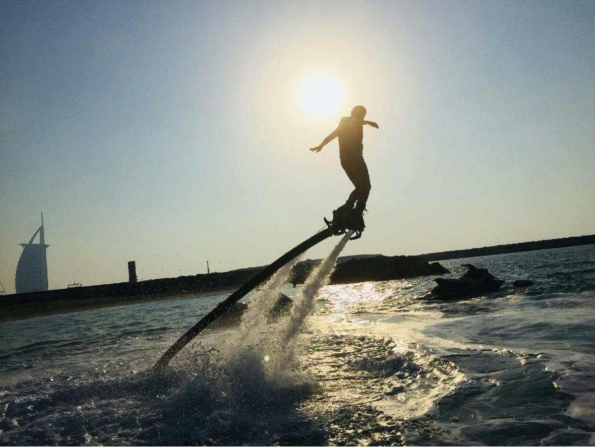 un bărbat care merge pe un skateboard pe o șină în apă