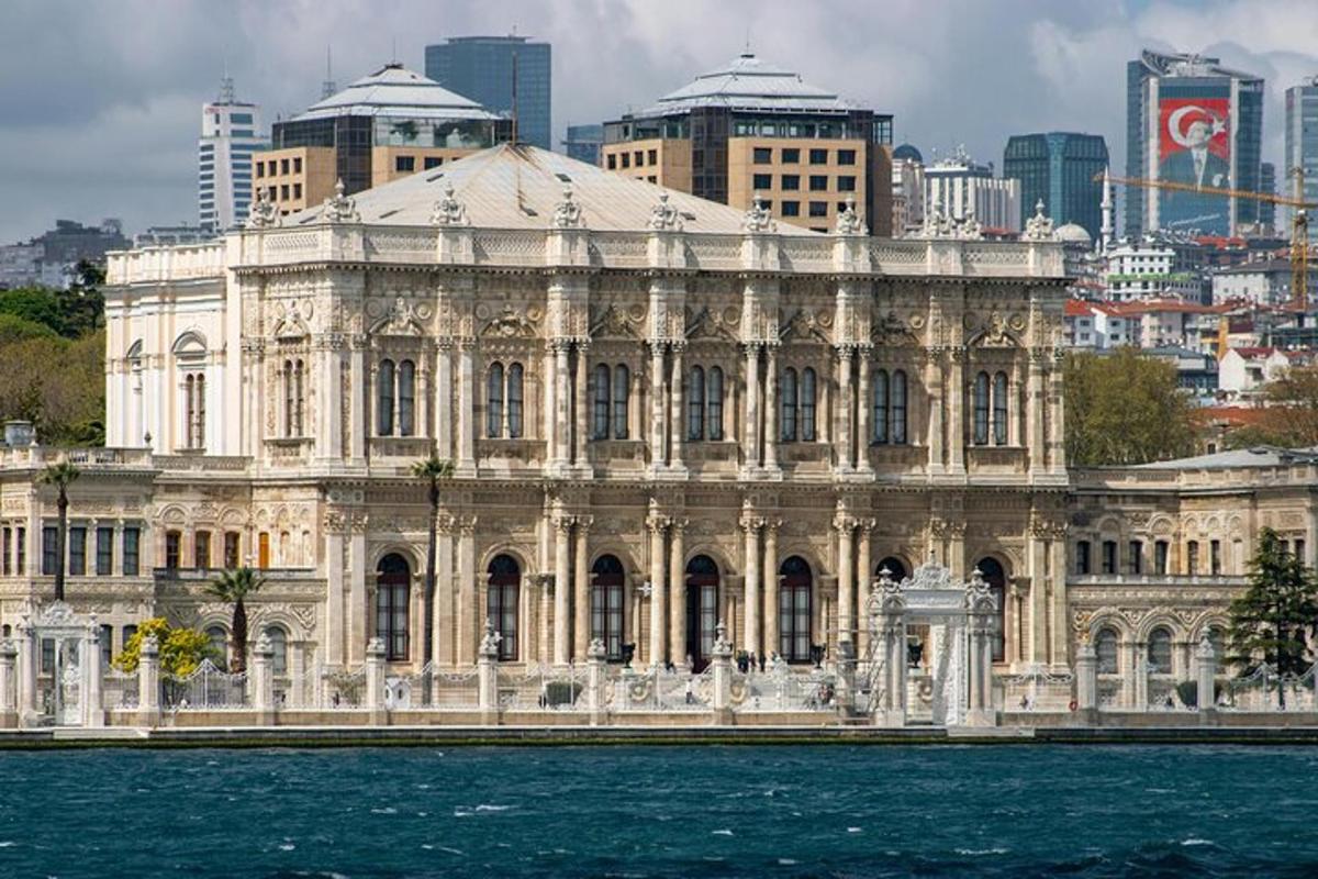 un gran edifici amb aigua davant d'una ciutat