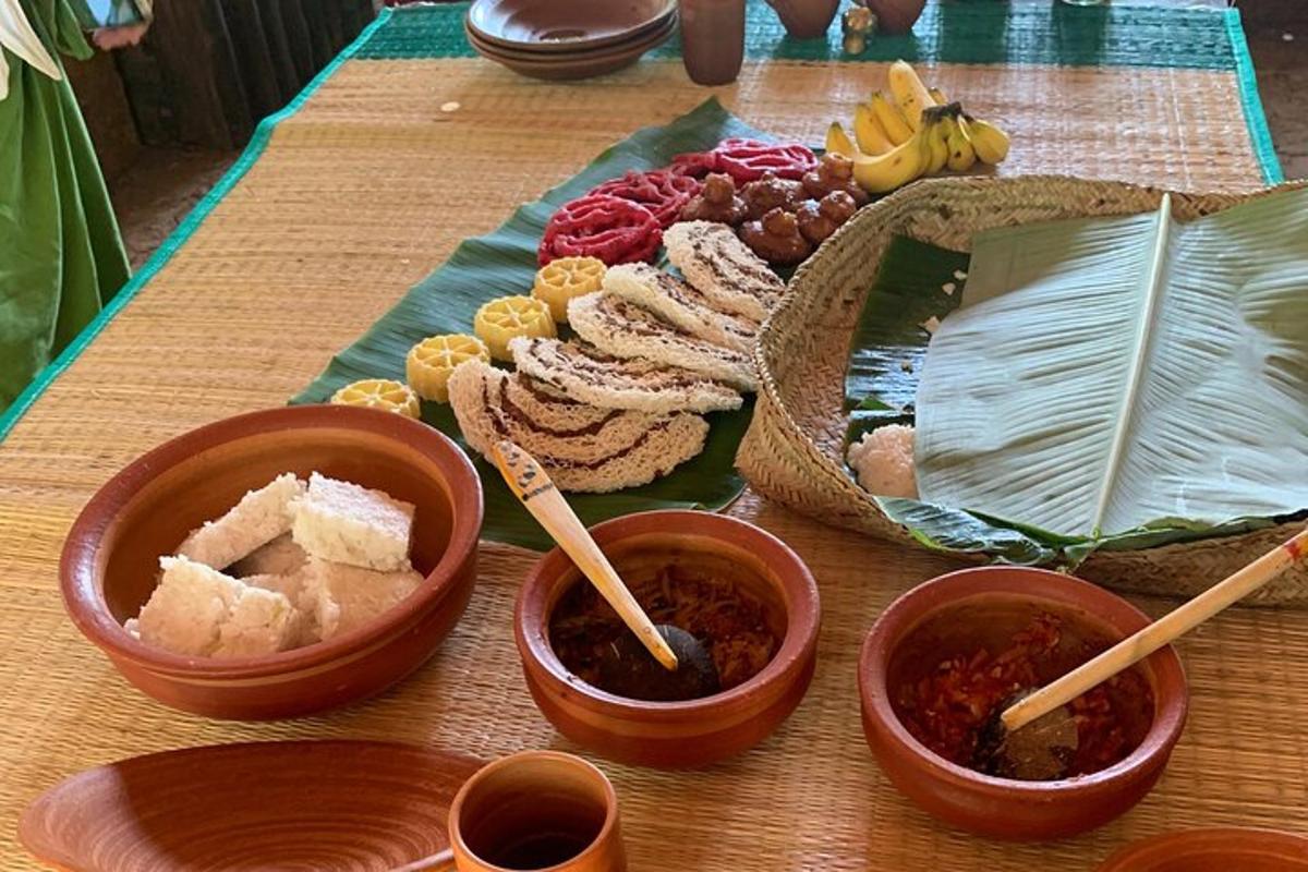 sebuah meja di atasnya dengan pinggan makanan dan mangkuk makanan