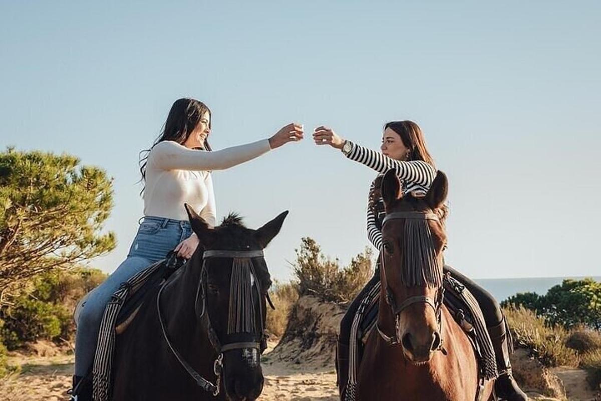 zwei Frauen reiten auf Pferden in der Wüste