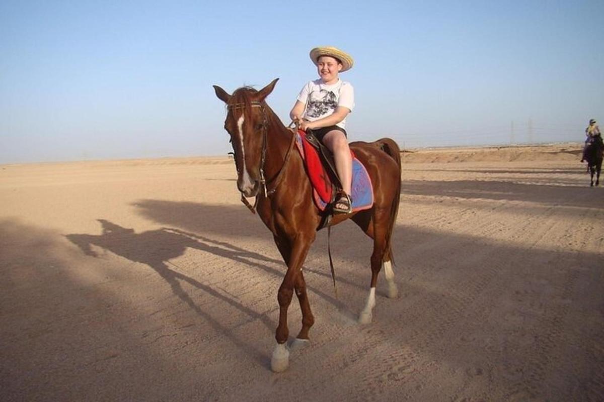 una giovane ragazza a cavallo nel deserto