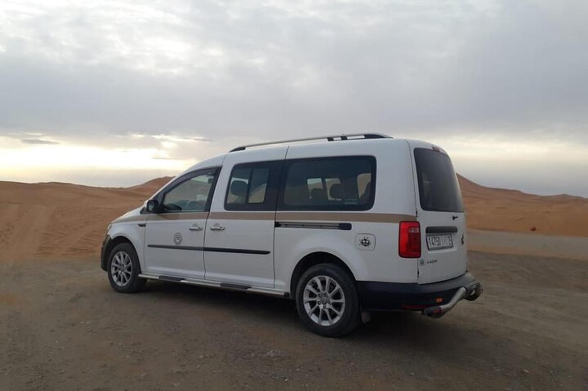 un furgone bianco è parcheggiato nel deserto