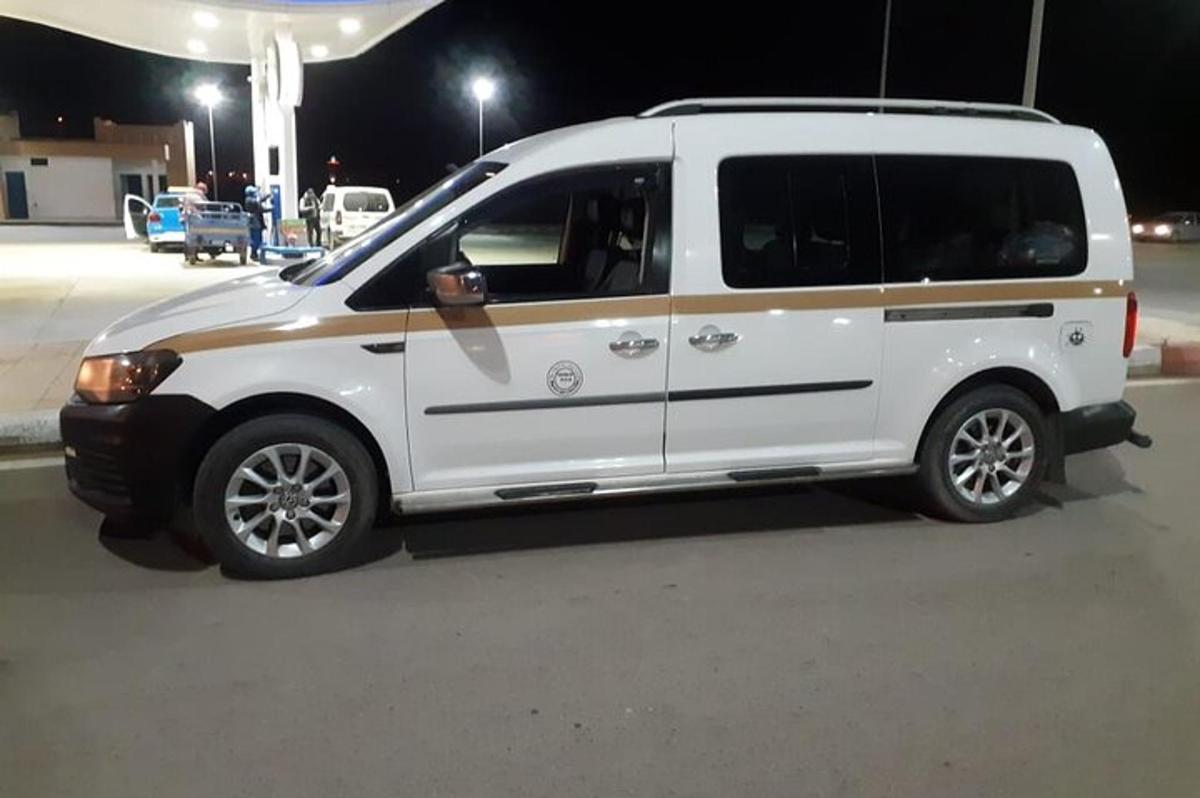 un furgone bianco parcheggiato in un parcheggio di notte