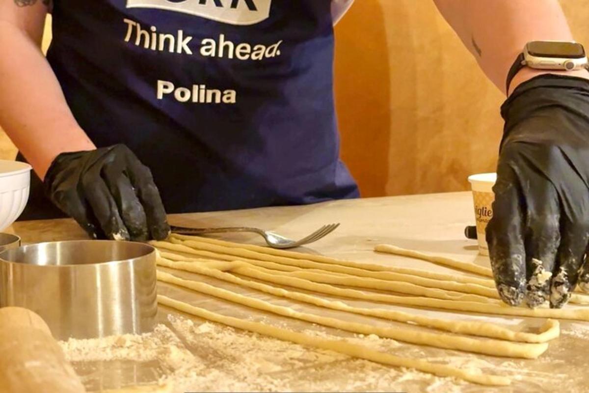 osoba v černých rukavicích hněte jídlo na stole