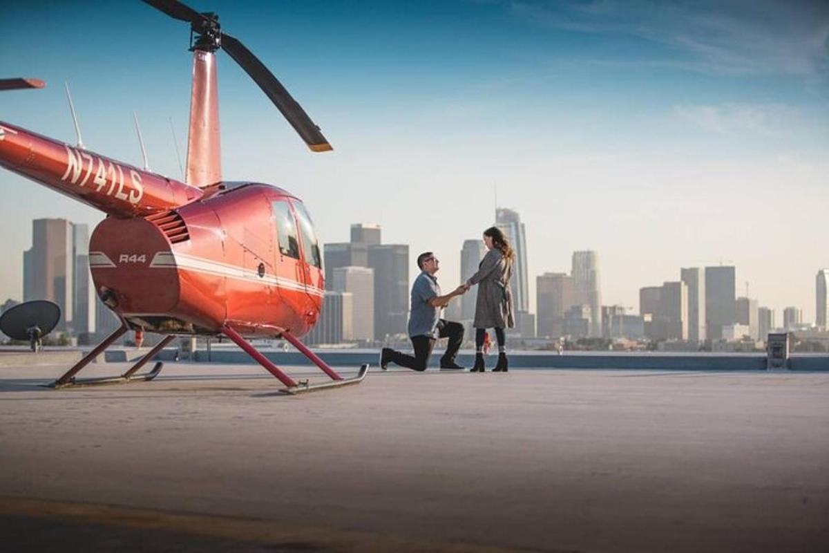 un homme et une femme se serrant la main près d'un hélicoptère