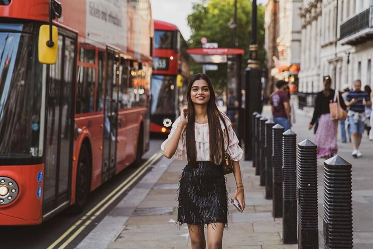 uma mulher caminhando pela rua enquanto fala ao celular