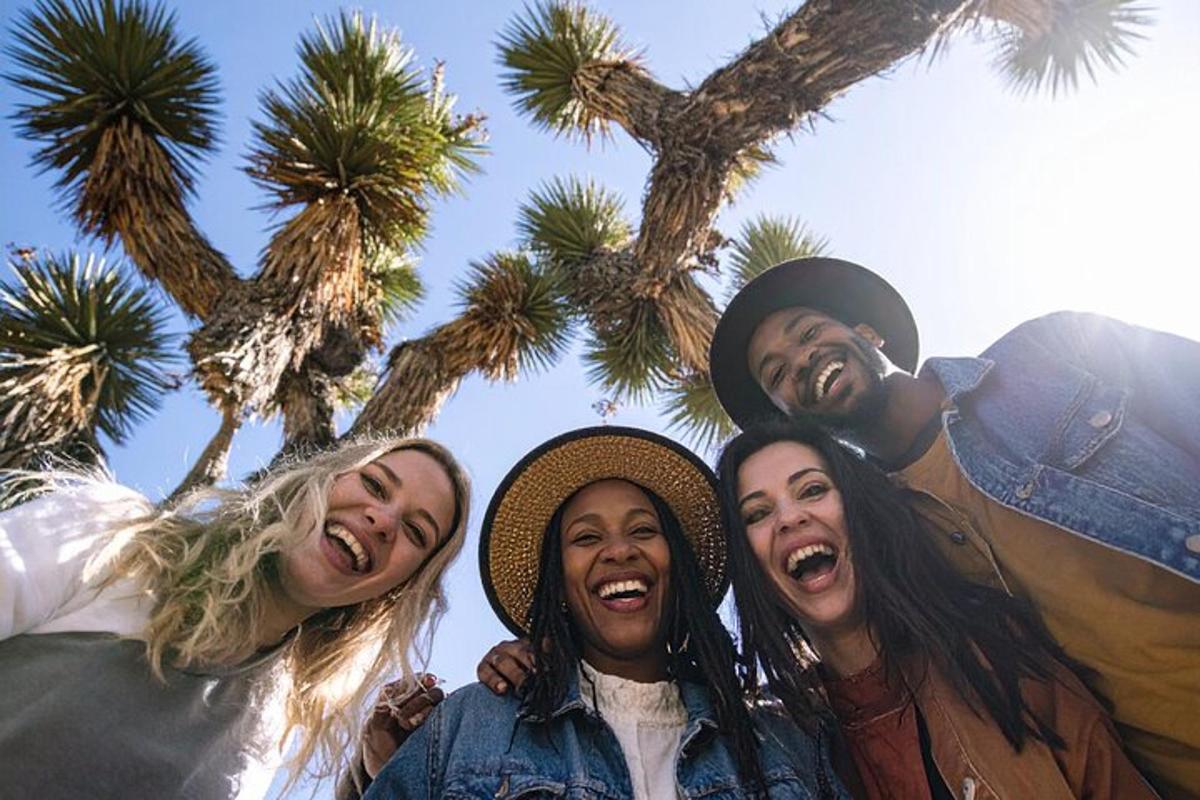 un gruppo di persone in piedi davanti alle palme