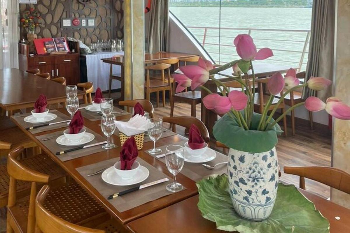 un tavolo di legno con sopra dei fiori viola in un vaso
