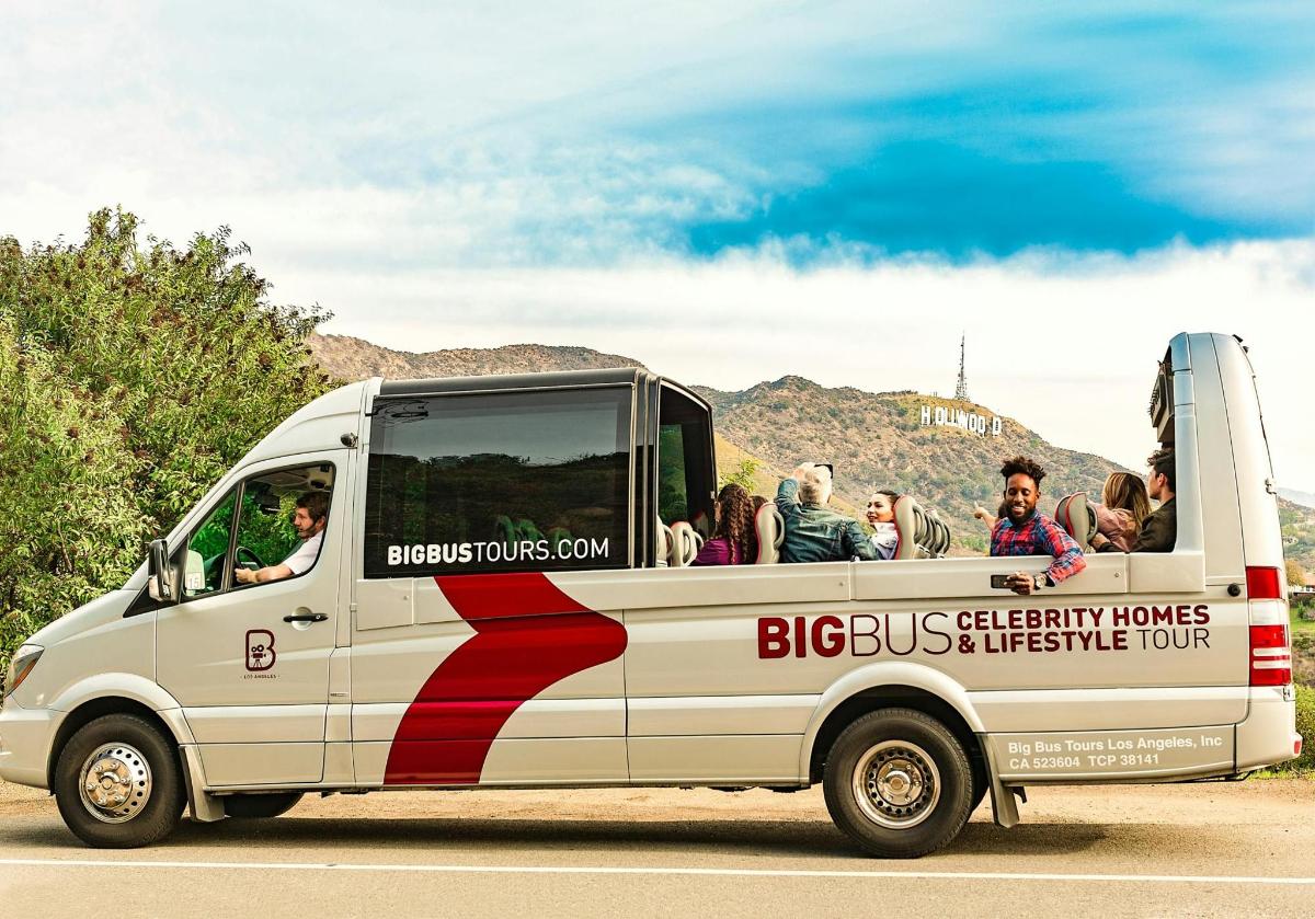 avtobus z ljudmi, ki sedijo na zadnjem sedežu