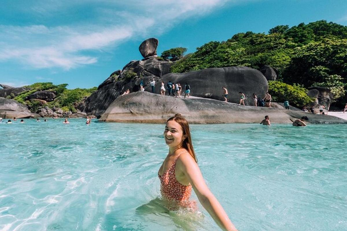isang batang babae sa tubig sa isang beach