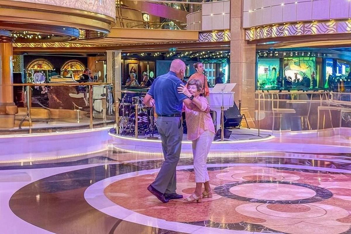 un uomo e una donna in piedi in un centro commerciale