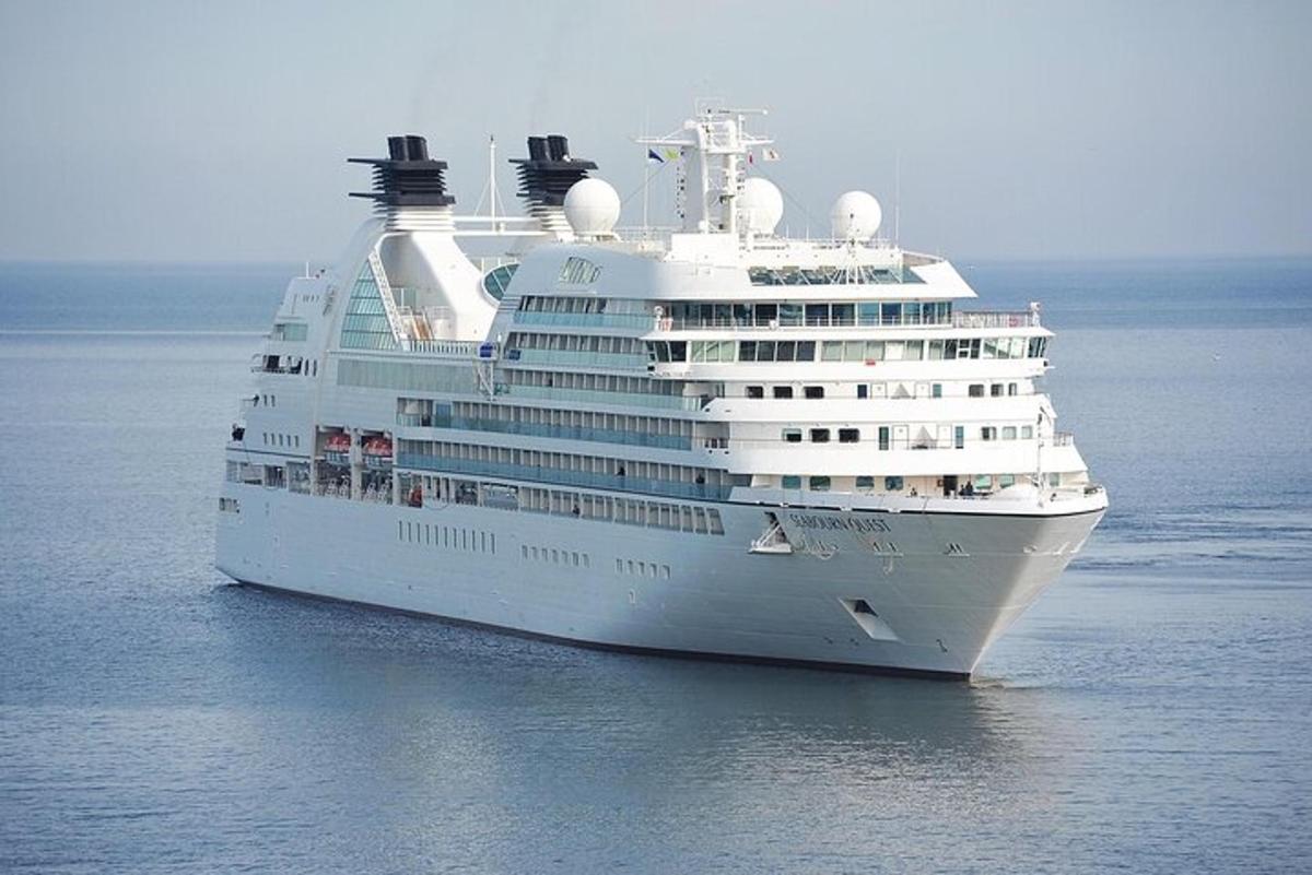 una grande nave da crociera che galleggia nell'oceano