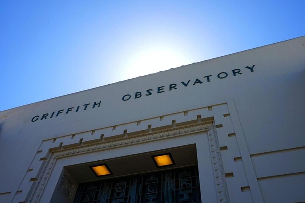 hoone, millel on observatooriumi osakonna silt