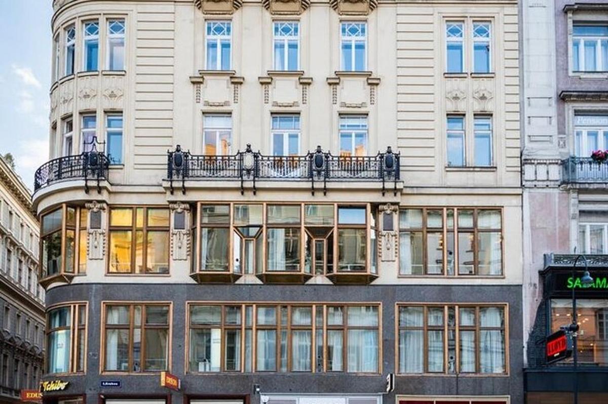 un edificio alto con un balcone sul lato