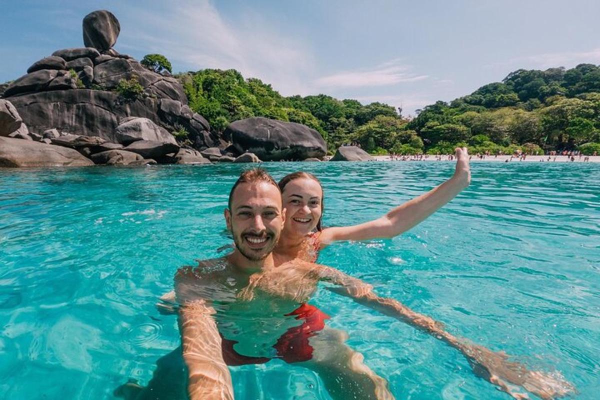 isang lalaki at babae na lumalangoy sa tubig