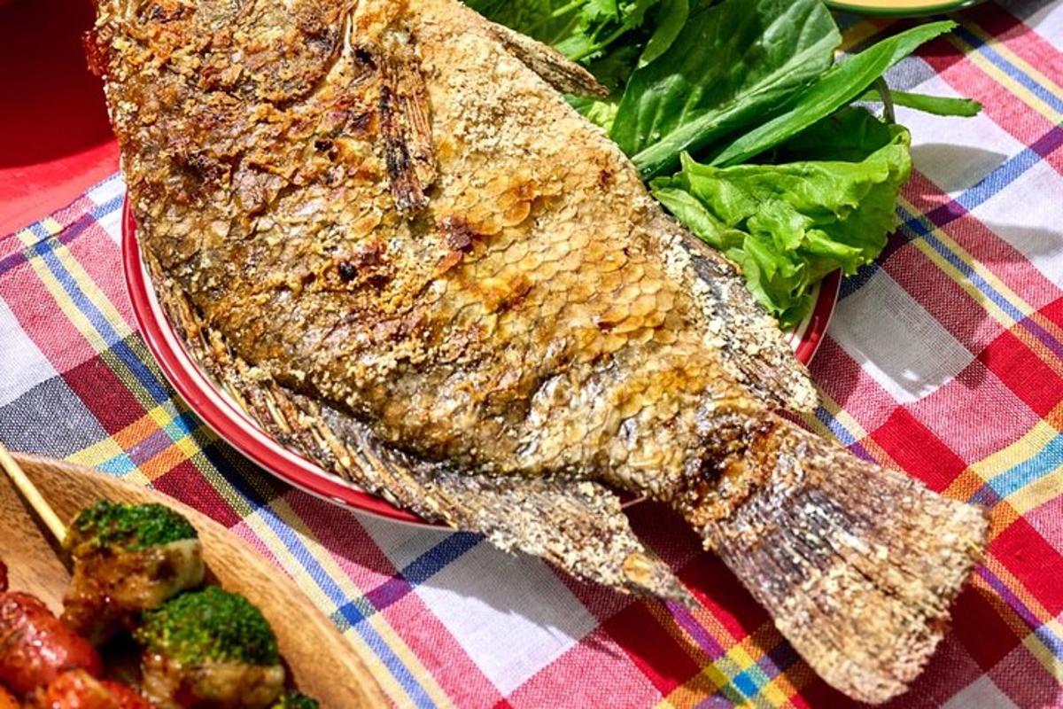 ein Teller mit Essen mit einem Stück Fisch und Gemüse