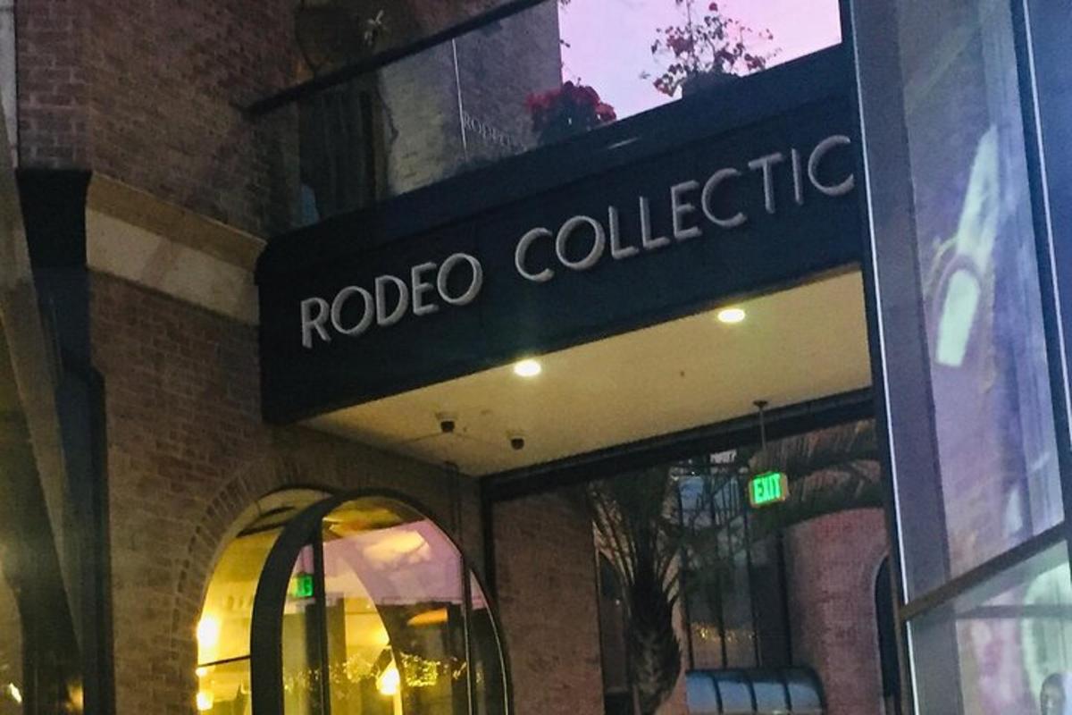 μια πινακίδα της Rooco Collective στην πρόσοψη ενός κτιρίου